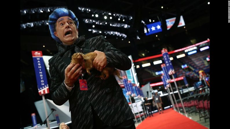 El presentador Stephen Colbert actúa en la Convención Nacional Republicana durante una grabación de su programa el 17 de julio. Colbert interpretó al personaje Caesar Flickerman de la saga de Los Juegos del Hambre.