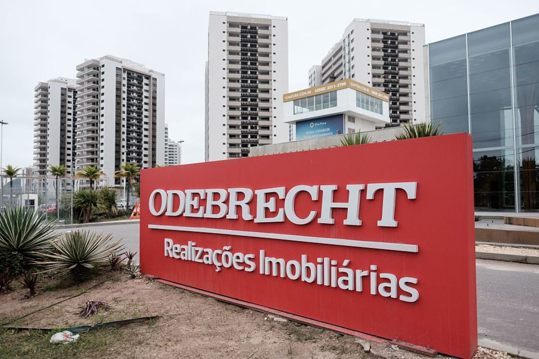 La constructora brasileña Odebrecht fue acusada de pagar millones de dólares en sobornos a cambio contratos de construcción en al menos 12 países, según un informe del Departamento de Justicia de Estados Unidos.