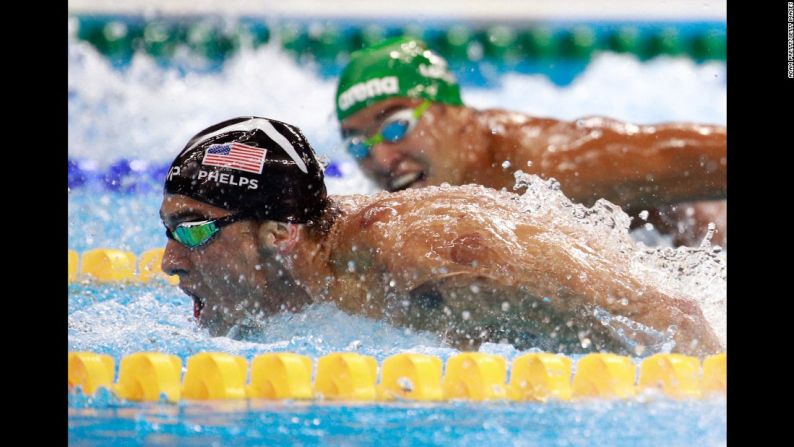 El sudafricano Chad le Clos observa a Michael Phelps, que lidera la carrera de los 200m mariposa. Antes de la semifinal, un momento de la rivalidad entre ambos se popularizó: Le Clos empezó a hacer 'shadowboxing' mientras Phelps lo miraba con cara de molestia.