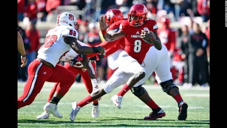 El mariscal de campo de Louisville Lamar Jackson hace una pose al estilo Heisman durante un juego frente a North Carolina State el sábado 22 de octubre. Muchos consideran que Jackson está entre los favoritos para ganarse el trofeo Heisman esta temporada.