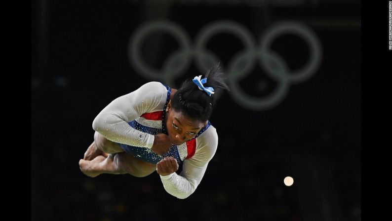 La gimnasta Simen Biles compite en la prueba de caballete después de ganar la medalla de oro en las pruebas individuales el 11 de agosto.