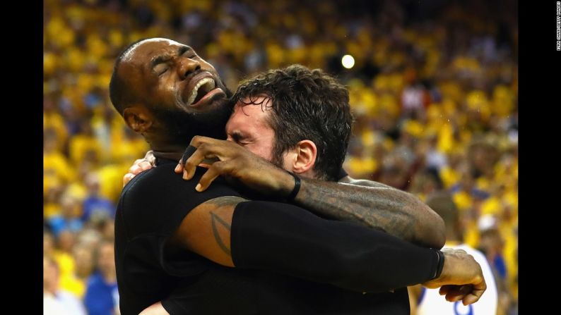 LeBron James (i) y Kevin Love se abrazan después de que los Cleveland Cavaliers ganaran el séptimo juego de las finales de la NBA el domingo 19 de junio. Cleveland venció a los Golden State Warriors 93-89.