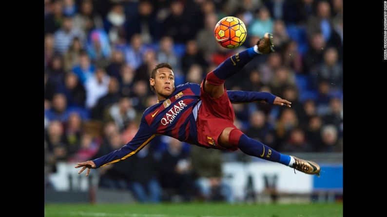 Neymar, delantero del Barcelona, se concentra en el balón durante un partido contra Espanyol el 2 de enero.