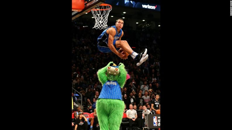 Aaron Gordon, jugador de Orlando, salta sobre la mascota del equipo 'Stuff, el dragón mágico' el sábado 13 de febrero.