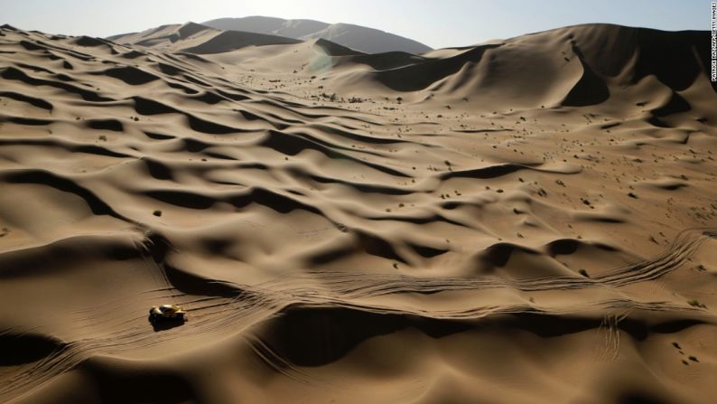 El caro de Wein Han y Jean-Pierre Garcin viaja por el desierto de Gobi en Mongolia mientras participan en el Rally de la Seda el 22 de julio.