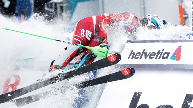 El esquiador noruego Henrik Kristoffersen se estrella en la zona de llegada después de ganar la Copa Mundial de slalom en Suiza el 17 de enero.