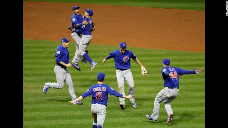 Los Chicago Cubs celebran después de ganar el juego número 7 de la Serie Mundial el jueves 3 de noviembre. Los Cubs derrotaron a los Cleveland Indians en 10 entradas y terminaron con la sequía deportiva más grande del deporte de EE.UU.. Los Cubs no habían ganado desde 1908.