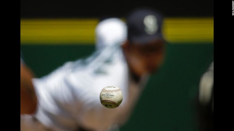 El jugador de Seattle Hasashi Iwakuma lanza una bola a un bateador de San Diego durante un juego de las Grandes Ligas el 21 de mayo.