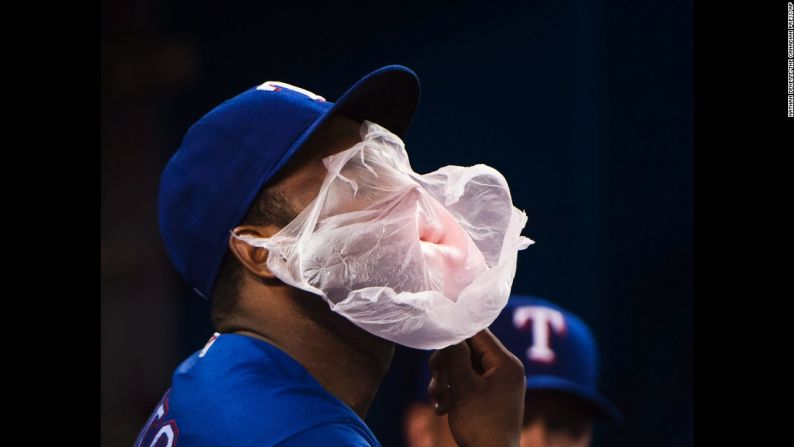 Mayo 4: Una bomba de chicle gigante cubre la cara del beisbolista de los Texas Rangers Hanser Alberto.