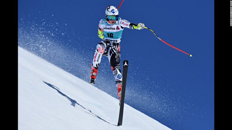 Marzo 17: Tina Weirather, esquiadora de Liechstenstein, durante una carrera en la Copa Mundial en St. Moritz (Suiza). Al final fue la campeona de la categoría súper G.