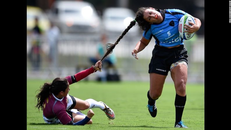 Marzo 6: La jugadora venezolana Maryoly Gómez le jala el pelo a la jugadora uruguaya Victoria Ríos durante un partido de rugby en Río de Janeiro.