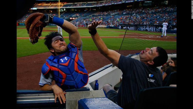 Abril 22: El catcher de los Mets de Nueva York Travis d'Arnaud atrapa una pelota que se iba fuera en un partido en Atlanta.