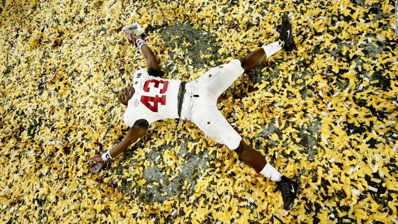 Enero 11: Lawrence Erekosima celebra encima de mucho confeti después del partido con el que Alabama ganó el campeonato de fútbol americano universitario de Estados Unidos. Alabama le ganó a Clemson 45-40 y se quedó así con su cuarto título nacional en siete años.