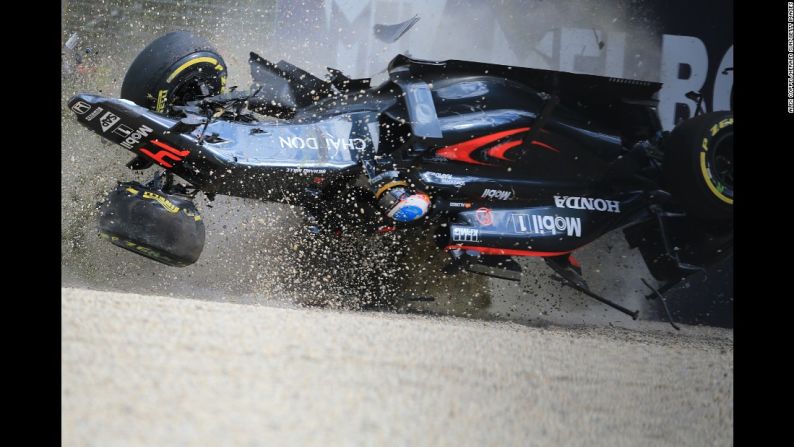 Marzo 20: Fernando Alonso se estrella contra una pared durante el Grand Prix de Australia. Alonso iba a 200 millas por hora pero salió ileso.