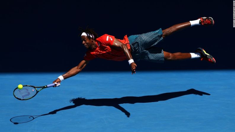 Enero 25: Gael Monfils se lanza para responder con su derecha durante el partido de la cuarta ronda del Abierto de Australia.