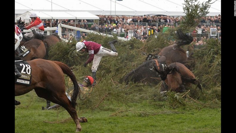 Abril 9: Varios caballos y sus jinetes se caen de una valla durante una carrera de obstáculos en Liverpool (Inglaterra).