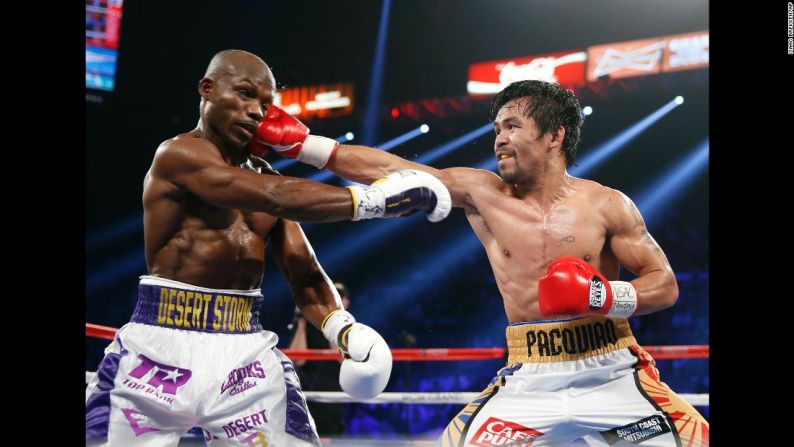 Abril 9: El célebre Manny Pacquiao golpea a Timothy Bradley Jr. durante una pelea de peso wélter en Las Vegas. Pacquiao ganó por decisión unánime.