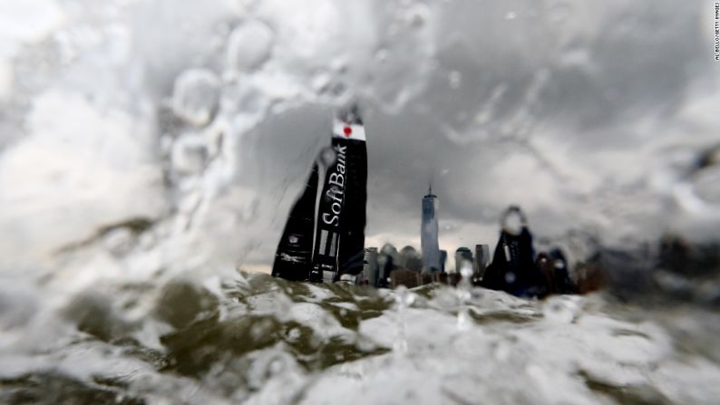 Mayo 7: El equipo SoftBank de Japón navega en Nueva York durante una de las carreras de la America's Cup World Series.