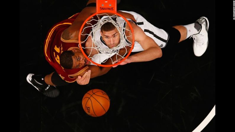 Enero 20: El jugador de los Nets de Brooklyn Brook López (derecha) lucha por un rebote con el jugador de los Cavaliers de Cleveland Tristan Thompson, durante un juego de la NBA en Nueva York.