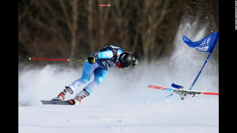 La argentina Francesca Baruzzi Farriol pierde un esquí en una competencia de 'slalom' gigante, durante los Juegos Olímpicos de la Juventud de Invierno, que se llevaron a cabo en Lillehammer (Noruega).