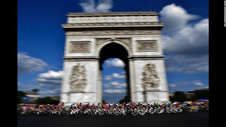 Un grupo de ciclistas pasan por el Arco del Triunfo en París durante la última etapa del Tour de Francia el 24 de julio.