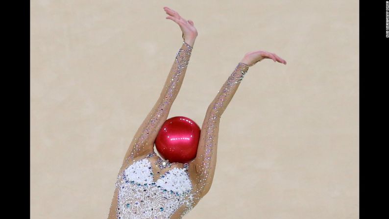 En esta imagen aparece Son Yeon-jae, una gimnasta rítmica de Corea del Sur, durante una competencia individual el 19 de agosto.