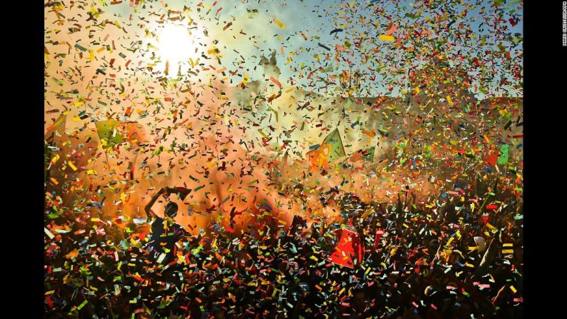 Fanáticos en Lisboa, Portugal, celebran la victoria de su equipo nacional que venció a Francia en la final de la Eurocopa 2016 el 10 de julio. Fue el primer gran título de ese equipo de fútbol.