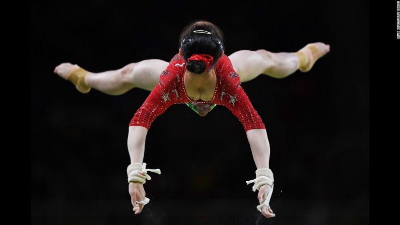 La china Tan Jiaxin compite en las barras asimétricas durante las pruebas de gimnasia de los Olímpicos de Río el 7 de agosto.