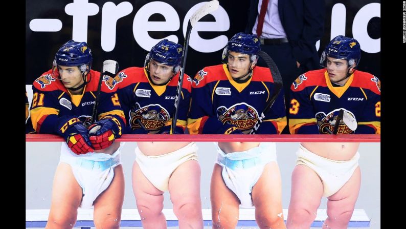 Varios jugadores de los Erie Otters sentados en la barrera durante un juego de la Liga de Hockey de Ontario protagonizaron esta curiosa fotografía el 6 de octubre.