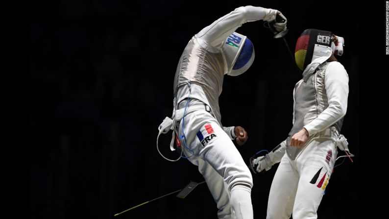 El celular del esgrimista francés Enzo Lefort cae durante la competencia contra el alemán Peter Joppich durante los Juegos Olímpicos, el 7 de agosto.