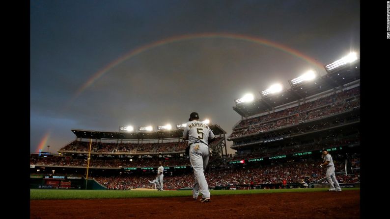 Un arcoíris apareció sobre el estadio de beisbol Nationals Park de Washington durante un juego de la MLB el 16 de julio.