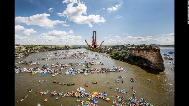 Jonathan Paredes durante un clavado en el Possum Kingdom Lake de Texas el pasado 4 de junio. Paredes terminó primero en el evento de apertura de la serie mundial de clavados en el Red Bull Cliff Diving.