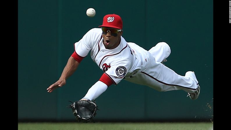 Ben Revere, jardinero del equipo de Washington, trata de atrapar la pelota durante un juego de la Liga Mayor de Béisbol el 15 de junio.