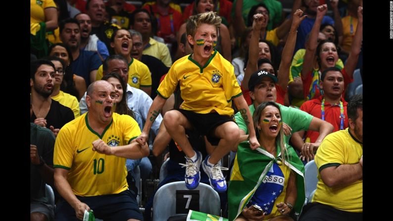 Aficionados de Brasil animan a su equipo femenino de voleibol durante un partido de cuartos de final contra China, el miércoles 17 de agosto, en los pasados Juegos Olímpicos de Río.