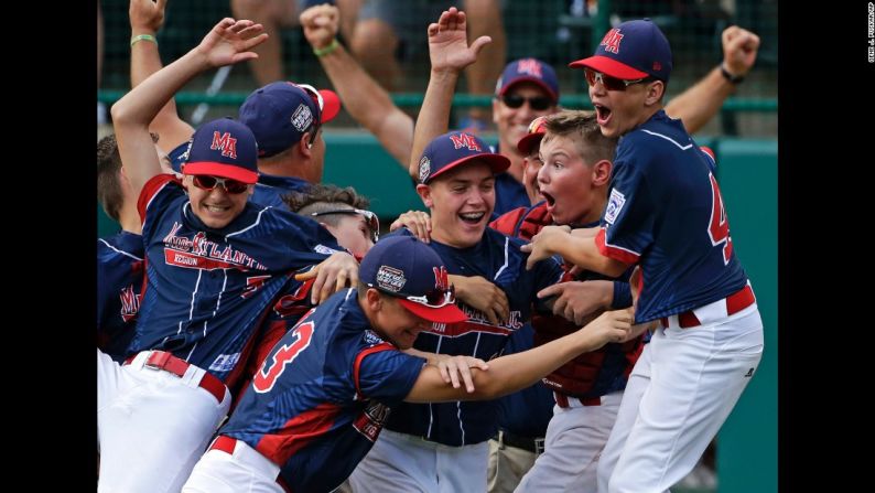 Jugadores de la Liga Pequeña de Maine-Endwell, Nueva York, celebran el triunfo ante Corea del Sur, que los llevó a ganar la Serie Mundial de Ligas Pequeñas el domingo 28 de agosto. Esta es la primera vez desde 2011 que un equipo estadounidense gana esta competencia.