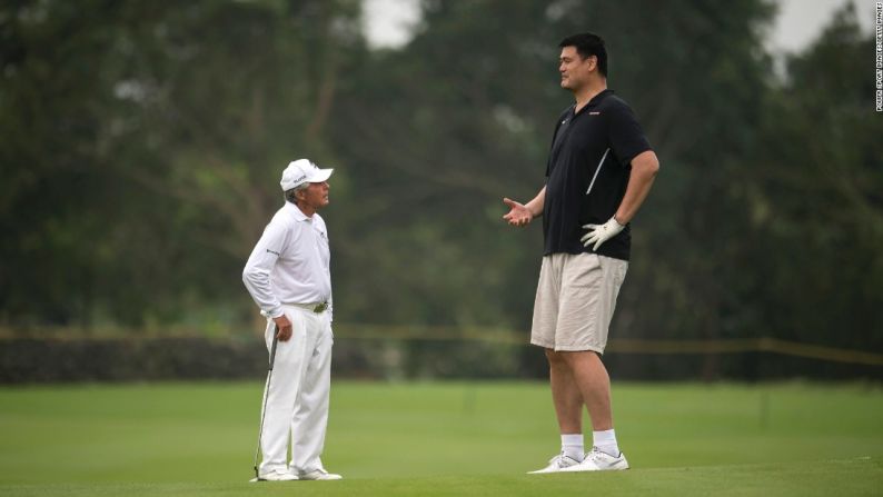 La leyenda del golf Gary Player (izquierda) conversa con el famoso Yao Ming durante una competencia deportiva entre jugadores profesionales y aficionados que se llevó a cabo en Haikou, China, el domingo 23 de octubre. Yao mide 2,29 metros, 61 centímetros más que Player.