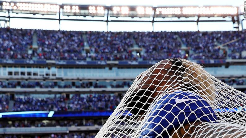 El receptor de los Giants de Nueva York, Odell Beckham, mete su cabeza en una malla de fútbol americano, después de anotar el touchdown que le dio la ventaja a su equipo sobre Baltimore, el domingo 16 de octubre. Beckham ha tenido una relación interesante con la red, por decir lo menos. Tres semanas antes, el jugador atacó el objeto en medio de su rabia y un par de juegos después abrazó a la malla para “arreglarse”. Esta vez incluso se arrodilló y fingió una propuesta de matrimonio.