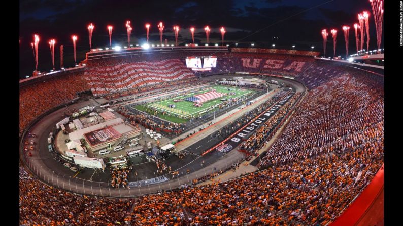 La pista Bristol Motor Speedway, en Bristol, Tennessee, fue el escenario de un partido de fútbol americano entre las universidades de Virginia Tech y Tennessee, el sábado 10 de septiembre. La asistencia a este evento rompió un record en la Asociación Nacional Deportiva Universitaria con 156.990 personas.