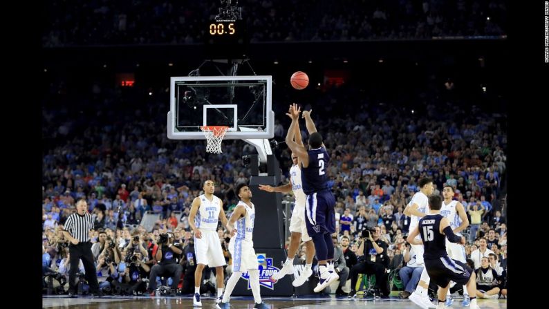 Kirs Jenkins, de los Wildcats de Villanova, lanza un tiro de tres puntos para ganar la final del torneo de la Asociación Nacional Deportiva Universitaria el lunes 4 de abril. Los Wildcats vencieron a Carolina del Norte con un puntaje de 77 contra 74. Así ganaron el título por primera vez desde 1985.