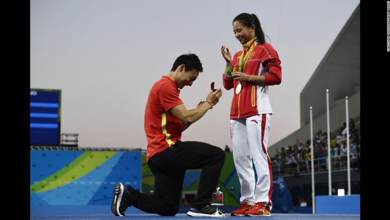 El deportista de China Qin Kai le propone matrimonio a su compañera de equipo y clavadista He Zi, después de que ella ganara en los Juegos Olímpicos la medalla de plata en el trampolín de tres metros, el domingo 14 de agosto.