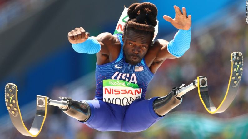 El atleta estadounidense Regas Wood compite en la prueba de salto largo, durante los Juegos Paralímpicos en Rio de Janeiro el sábado 17 de septiembre.