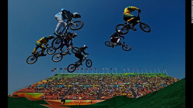 Participantes de los Olímpicos durante la prueba de BMX para cuartos de final, en Río de Janeiro el jueves 18 de agosto.