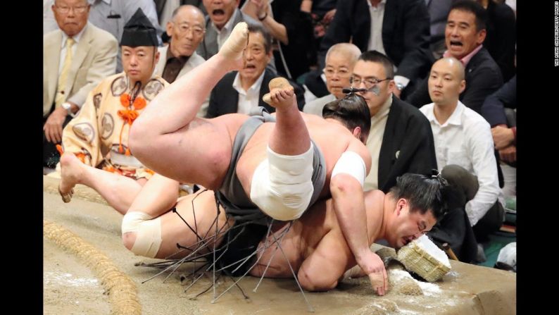 Tochinoshin, encima, derriba a Myogiryu para ganar un encuentro el viernes 23 de septiembre durante el Gran Torneo de Sumo de Otoño en Tokyo.