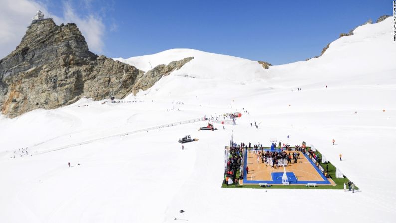 Jugadores profesionales de baloncesto, incluida la estrella de la NBA Tony Parker, durante un partido en el Glaciar Aletsch, en los Alpes Suizos, el miércoles 14 de septiembre. Se trataba de un evento promocional para Tissot, uno de los patrocinadores de Parker.