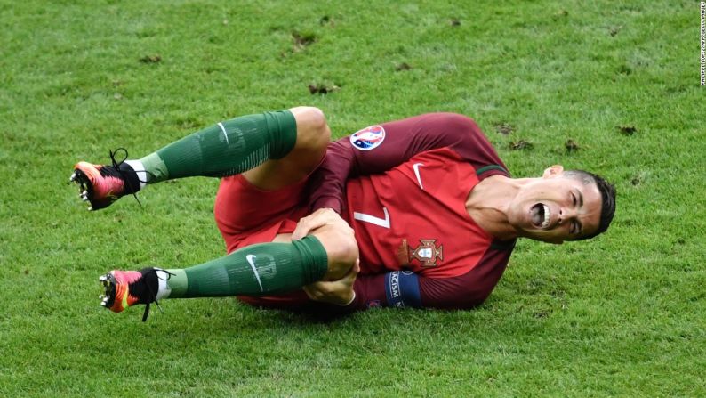 La reacción de Cristiano Ronaldo después de que Dimitri Payet lo derribara durante la final de la Eurocopa 2016 entre Portugal y Francia, el domingo 10 de julio. Portugal ganó a pesar de que Ronaldo fue obligado a abandonar el juego con una lesión de rodilla.