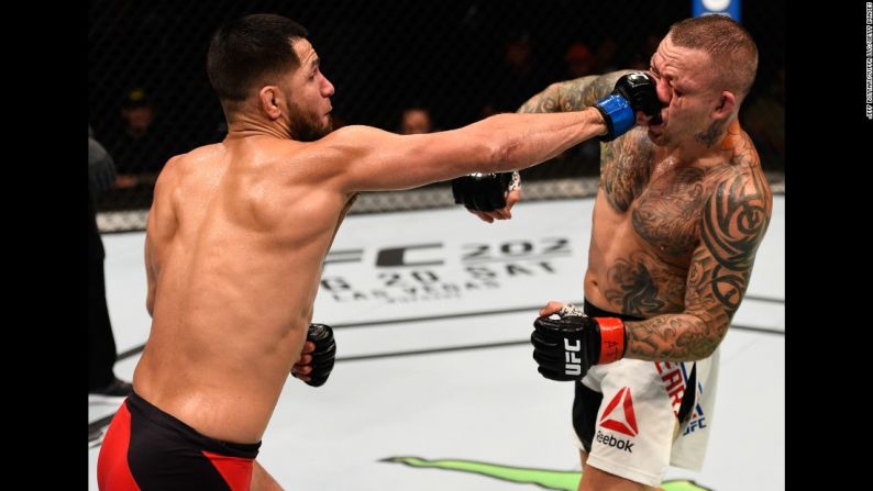 Jorge Masvidal golpea a Ross Pearson durante su pelea en la Ultimate Fighting Championship en Atlanta, el sábado 30 de julio. Masvidal ganó por decisión unánime.