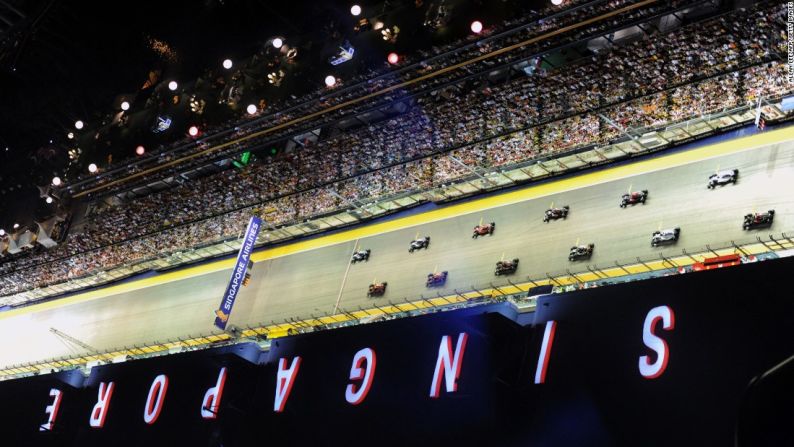 Los pilotos de Fórmula 1 se alinean antes de empezar la carrera en el Grand Prix de Singapur, el domingo 18 de septiembre.