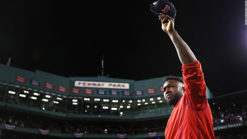 La estrella de béisbol David Ortiz, quien se retiró, levanta su gorro hacia los fanáticos de Boston, después de jugar su último partido el lunes 10 de octubre. Ortiz y los Red Sox perdieron ante Cleveland en el desempate de la liga estadounidense.