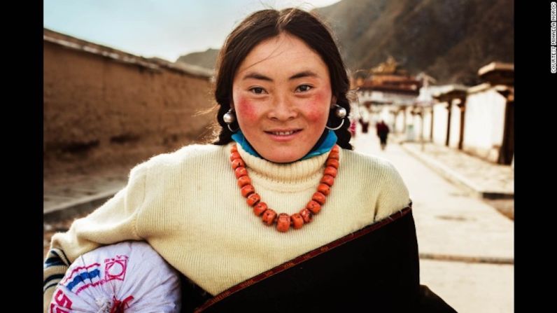 “En mi opinión, la belleza significa mantener vivos tus orígenes y tu cultura. Ser natural, sincera, auténtica, particular, no necesariamente estar a la moda o ser delgada”, dice. Esta foto fue tomada en la meseta tibetana en China.