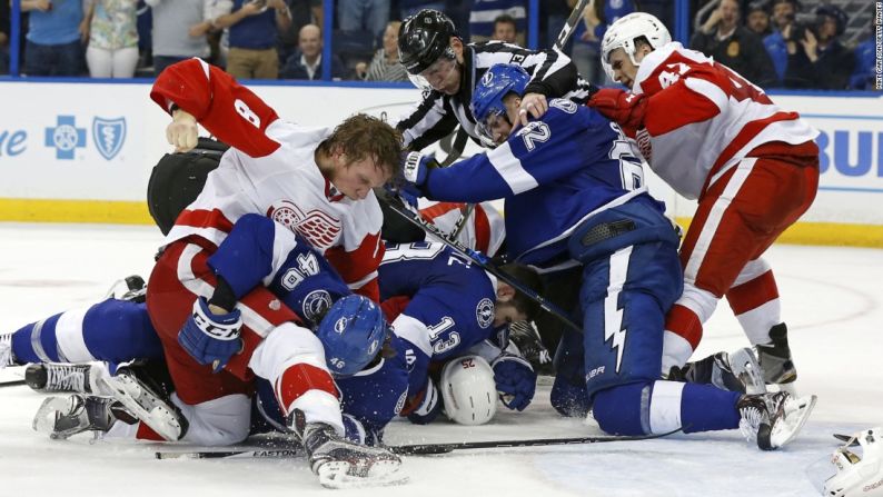 Jugadores de Detroit y Tampa Bay pelean durante un partido de la Liga Nacional de Hockey (NHL, por sus siglas en inglés) el viernes 15 de abril.